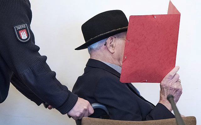 Bruno Dey, 93 ans, ancien garde SS, dans le camp de concentration de Stutthof près de Dantzig, au tribunal régional de Hambourg, Allemagne, le 17 octobre 2019. (Daniel Bockwoldt/dpa via AP) Bruno Dey, 93 ans, ancien garde SS, dans le camp de concentration de Stutthof près de Dantzig, au tribunal régional de Hambourg, Allemagne, le 17 octobre 2019. (Daniel Bockwoldt/dpa via AP)