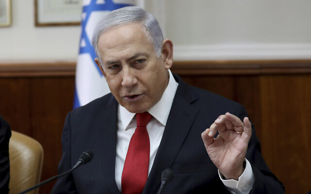 Le Premier ministre israélien Benjamin Netanyahu préside la réunion hebdomadaire de cabinet à son bureau de Jérusalem, le 27 octobre 2019. (Crédit : Gali Tibbon/Pool Photo via AP) Le Premier ministre israélien Benjamin Netanyahu préside la réunion hebdomadaire de cabinet à son bureau de Jérusalem, le 27 octobre 2019. (Crédit : Gali Tibbon/Pool Photo via AP)