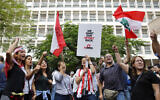 Des manifestants scandent des slogans pendant des manifestations anti-gouvernement devant la banque centrale du Liban à Beyrouth, le 28 octobre 2019. (Crédit : AP Photo/Bilal Hussein)