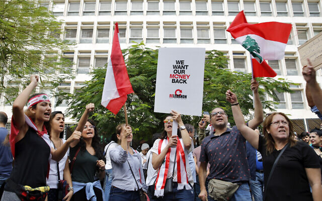 Des manifestants scandent des slogans pendant des manifestations anti-gouvernement devant la banque centrale du Liban à Beyrouth, le 28 octobre 2019. (Crédit : AP Photo/Bilal Hussein)