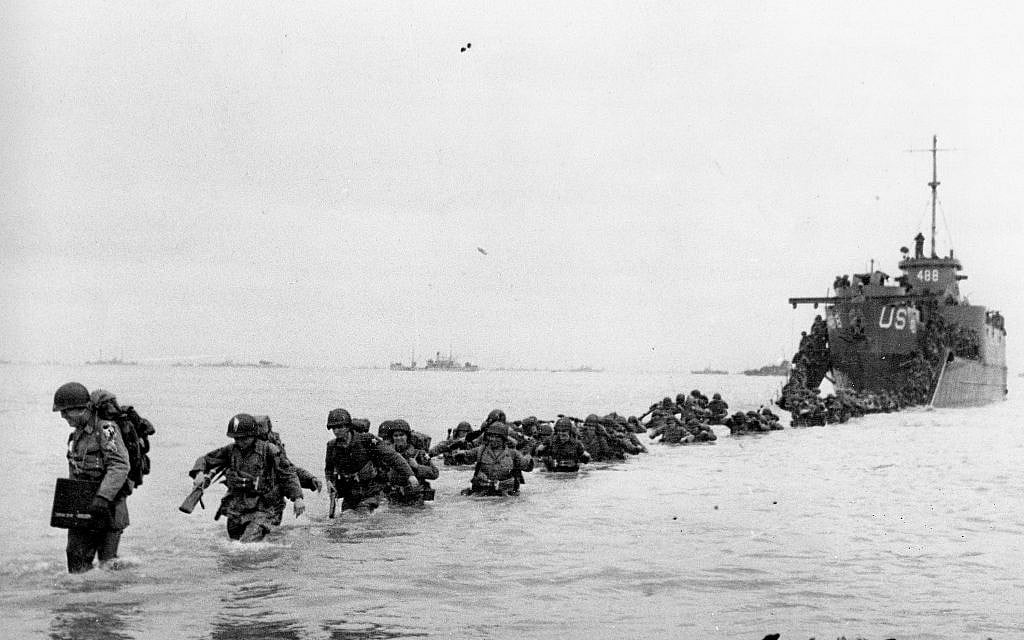 Des renforts américains débarquent dans les jours qui ont suivi le jour-J et l'invasion, par les Alliés, de la France occupée par les nazis en Normandie, pendant la Seconde guerre mondiale, en juin 1944 (Crédit : AP Photo/Bert Brandt, File) Des renforts américains débarquent dans les jours qui ont suivi le jour-J et l'invasion, par les Alliés, de la France occupée par les nazis en Normandie, pendant la Seconde guerre mondiale, en juin 1944 (Crédit : AP Photo/Bert Brandt, File)