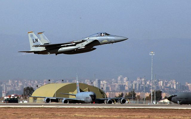 Un F15 de l'armée américaine décolle de la base d'Incirlik près d'Adana, en Turquie, le 15 décembre 2015. (AP Photo)