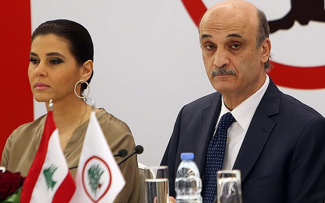 Samir Geagea, leader du parti des forces libanaises chrétiennes, à droite, et son épouse Strida Geagea, à gauche, le 4 avril 2014 (Crédit : AP Photo/Hussein Malla) Samir Geagea, leader du parti des forces libanaises chrétiennes, à droite, et son épouse Strida Geagea, à gauche, le 4 avril 2014 (Crédit : AP Photo/Hussein Malla)