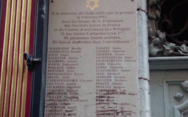 La plaque commémorative à la mémoire de Juifs déportés de la rue Sainte-Catherine dans le 1er arrondissement de Lyon, après l’acte de vandalisme. (Crédit : Twitter / Gérard Collomb)