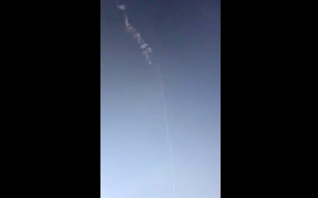 Capture d'écran d'une vidéo montrant un tir de missile anti-aérien dans le sud Liban. (Crédit : Twitter) Capture d'écran d'une vidéo montrant un tir de missile anti-aérien dans le sud Liban. (Crédit : Twitter)