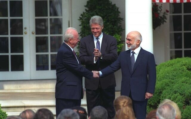 L'ancien Premier ministre israélien Yitzhak Rabin, à gauche, l'ancien président américain Bill Clinton, au centre, et l'ancien roi Hussein de Jordanie lors de la signature du traité de paix israélo-jordanien à Aqaba, Jordanie, le 25 juillet 1994. (Crédit : Nati Shohat/Flash90) L'ancien Premier ministre israélien Yitzhak Rabin, à gauche, l'ancien président américain Bill Clinton, au centre, et l'ancien roi Hussein de Jordanie lors de la signature du traité de paix israélo-jordanien à Aqaba, Jordanie, le 25 juillet 1994. (Crédit : Nati Shohat/Flash90)
