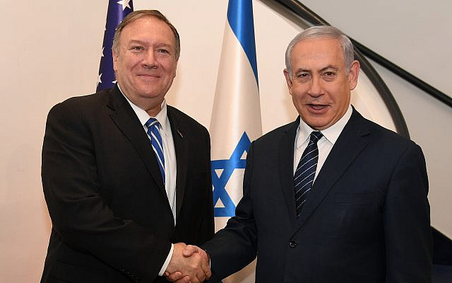 Le secrétaire d'État américain Mike Pompeo lors de sa rencontre avec le Premier ministre Benjamin Netanyahu à Jérusalem, le 18 octobre 2019. (David Azagury / Ambassade des États-Unis à Jérusalem) Le secrétaire d'État américain Mike Pompeo lors de sa rencontre avec le Premier ministre Benjamin Netanyahu à Jérusalem, le 18 octobre 2019. (David Azagury / Ambassade des États-Unis à Jérusalem)
