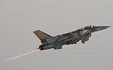 Un F-16I "Sufa" conçu par Lockheed Martin décolle lors de la 156e remise des diplômes de l'académie militaire israélienne. (Tsahi Ben-Ami/Flash 90)