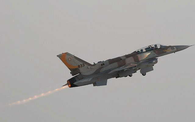 Un F-16I "Sufa" conçu par Lockheed Martin décolle lors de la 156e remise des diplômes de l'académie militaire israélienne. (Tsahi Ben-Ami/Flash 90) Un F-16I "Sufa" conçu par Lockheed Martin décolle lors de la 156e remise des diplômes de l'académie militaire israélienne. (Tsahi Ben-Ami/Flash 90)