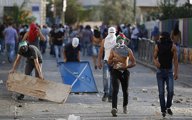 Photo d'illustration : Des émeutiers palestiniens affrontent la police israélienne dans le quartier d'Issawiya, à Jérusalem-Est, en octobre 2015 (Crédit : Flash90) Photo d'illustration : Des émeutiers palestiniens affrontent la police israélienne dans le quartier d'Issawiya, à Jérusalem-Est, en octobre 2015 (Crédit : Flash90)