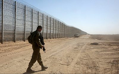 Un soldat israélien monte la garde près de la barrière de sécurité entre Israël et la Jordanie dans la vallée de l'Arava, dans le sud d'Israël, le 9 février 2016. Illustration (Crédit : Marc Israel Sellem/Flash90)