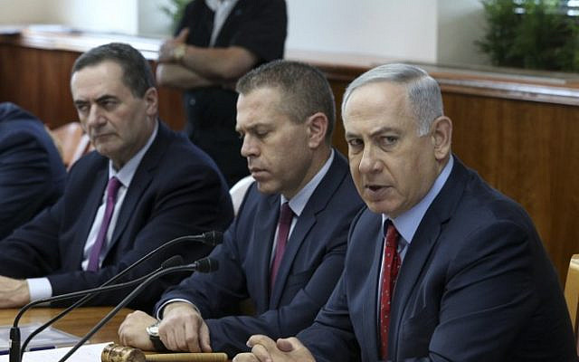 Le Premier ministre Benjamin Netanyahu (à droite), le ministre de la Sécurité publique Gilad Erdan (au centre) et le ministre du Renseignement et des Transports Yisrael Katz (à gauche) lors d'une réunion du cabinet à Jérusalem en 2016, (Amit Shabi/POOL/Flash90) Le Premier ministre Benjamin Netanyahu (à droite), le ministre de la Sécurité publique Gilad Erdan (au centre) et le ministre du Renseignement et des Transports Yisrael Katz (à gauche) lors d'une réunion du cabinet à Jérusalem en 2016, (Amit Shabi/POOL/Flash90)
