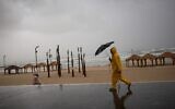 La plage de Tel Aviv un jour de tempête hivernale, à Tel Aviv, le 5 janvier 2018 (Crédit : Miriam Alster/Flash90)