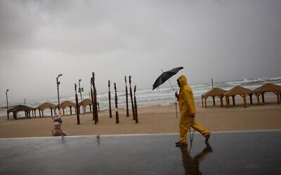 La plage de Tel Aviv un jour de tempête hivernale, à Tel Aviv, le 5 janvier 2018 (Crédit : Miriam Alster/Flash90)