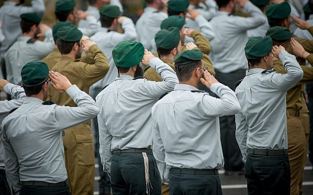 Les soldats de l'Unité de renseignement de l'armée israélienne lors d'une cérémonie pour la nomination du nouveau chef des services d'espionnage sur la base militaire de Glilot, près de Tel Aviv, le 28 mars 2018 (Crédit : Miriam Alster/Flash90) Les soldats de l'Unité de renseignement de l'armée israélienne lors d'une cérémonie pour la nomination du nouveau chef des services d'espionnage sur la base militaire de Glilot, près de Tel Aviv, le 28 mars 2018 (Crédit : Miriam Alster/Flash90)