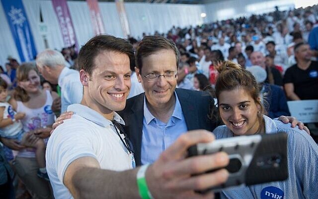 Le chef de l'Agence juive, Isaac Herzog, au centre, lors d'un événement à l'aéroport Ben-Gurion pour accueillir 300 nouveaux immigrants de France sur un vol spécial affrêté par l'Agence juive, le 23 juillet 2018 (Crédit : Miriam Alster/Flash90) Le chef de l'Agence juive, Isaac Herzog, au centre, lors d'un événement à l'aéroport Ben-Gurion pour accueillir 300 nouveaux immigrants de France sur un vol spécial affrêté par l'Agence juive, le 23 juillet 2018 (Crédit : Miriam Alster/Flash90)