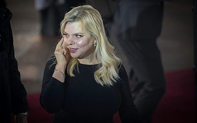 L'épouse du Premier ministre Benjamin Netanyahu, Sara, lors d'une cérémonie d'accueil du président brésilien à l'aéroport Ben Gurion, le 31 mars 2019. (Crédit : Noam Revkin Fenton/Flash90)