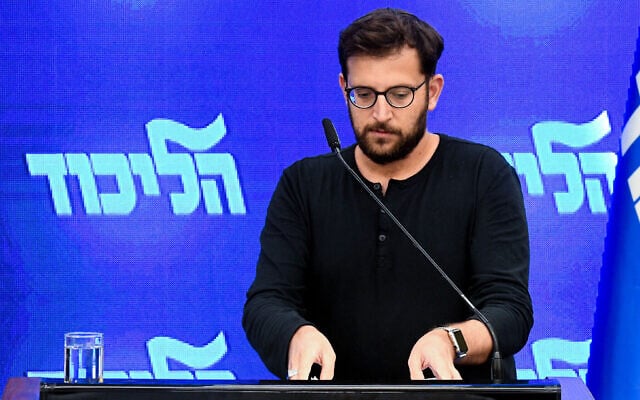 Le porte-parole du Likud Jonatan Urich pendant une conférence de presse du Premier ministre Benjamin Netanyahu à Kfar HaMaccabiah, à Ramat Gan, le 29 août 2019. (Crédit : Flash90)