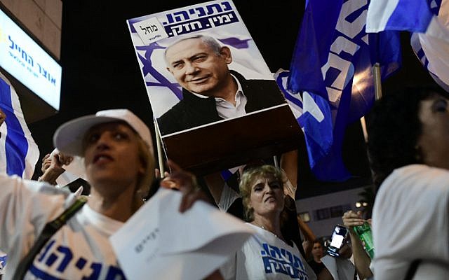 Des Israéliens manifestent en soutien au Premier ministre Benjamin Netanyahu aux abords de l'habitation du Procureur-général d'Israël Avichai Mandelblit, le 1er octobre (Crédit : Tomer Neuberg/Flash90) Des Israéliens manifestent en soutien au Premier ministre Benjamin Netanyahu aux abords de l'habitation du Procureur-général d'Israël Avichai Mandelblit, le 1er octobre (Crédit : Tomer Neuberg/Flash90)