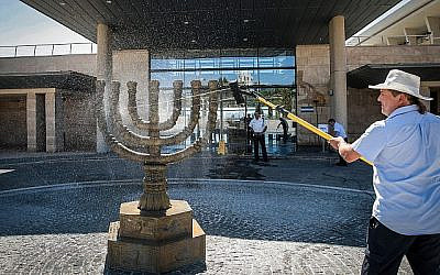 Les préparatifs pour la cérémonie d'investiture de la 22e Knesset, le 2 octobre 2019. (Crédit : FLASH90)