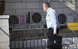 Le procureur général Avichai Mandelblit arrive au siège du ministère de la Justice, le 2 octobre 2019 (Crédit : Noam Rivkin Fenton/Flash90)