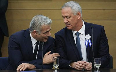 Les leaders de Kakhol lavan Benny Gantz, (à droite), et Yair Lapid lors d'une réunion de faction à l'ouverture de la 22e Knesset de Jérusalem, le 3 octobre 2019. (Crédit : Hadas Parush/Flash90)