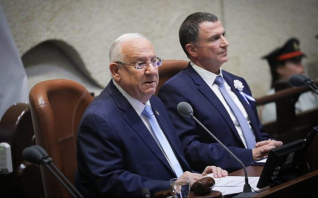 Le président Reuven Rivlin s'exprime lors de la cérémonie de prestation de serment de la 22è Knesset, le 3 octobre 2019 (Crédit : Hadas Parush/Flash90) Le président Reuven Rivlin s'exprime lors de la cérémonie de prestation de serment de la 22è Knesset, le 3 octobre 2019 (Crédit : Hadas Parush/Flash90)