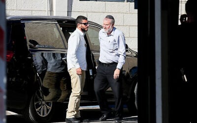 Le procureur général Avichai Mandelblit (à droite) arrive au ministère de la Justice à Jérusalem pour l'audience sur les affaires de corruption du Premier ministre Benjamin Netanyahu, le 7 octobre 2019. (Flash90)