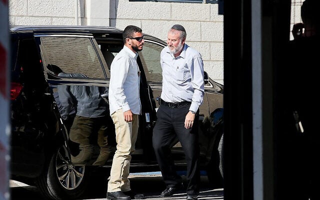 Le procureur général Avichai Mandelblit (à droite) arrive au ministère de la Justice à Jérusalem pour l'audience sur les affaires de corruption du Premier ministre Benjamin Netanyahu, le 7 octobre 2019. (Flash90)