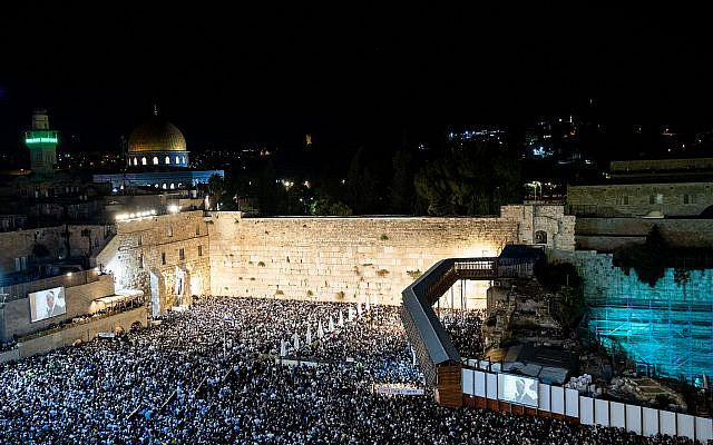 Des milliers de personnes assistent à la prière de pardon (Selichot), au mur Occidental de la Vieille Ville de Jérusalem, tôt le 8 octobre 2019, en prélude au prochain Jour des Expiations pour les Juifs, Yom Kippour. (Yonatan Sindel/Flash90)
