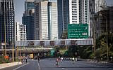 Des Israéliens roulent à vélo sur l'autoroute vide Ayalon à Tel Aviv, pendant Yom Kippour, le Jour du Grand Pardon, et la plus sainte des fêtes juives, le 9 octobre 2019. (Miriam Alster/Flash 90)