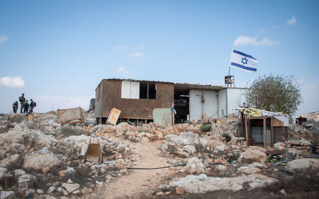 Les agents de la police des frontières gardent un avant-poste situé à proximité de l'implantation de Yitzhar, le 24 octobre 2019 (Crédit : Sraya Diamant/Flash90) Les agents de la police des frontières gardent un avant-poste situé à proximité de l'implantation de Yitzhar, le 24 octobre 2019 (Crédit : Sraya Diamant/Flash90)