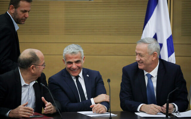 De gauche à droite, Moshe Yaalon, Yair Lapid et le chef de Kakhol lavan, Benny Gantz, lors d'une réunion de faction à la Knesset, le 28 octobre 2019 (Crédit : Hadas Parush/Flash90) De gauche à droite, Moshe Yaalon, Yair Lapid et le chef de Kakhol lavan, Benny Gantz, lors d'une réunion de faction à la Knesset, le 28 octobre 2019 (Crédit : Hadas Parush/Flash90)