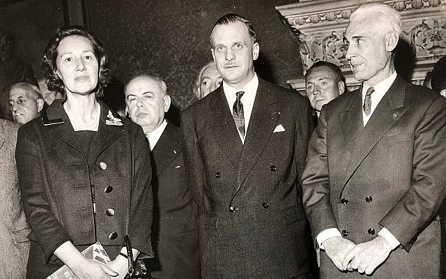 Marie-Madeleine Fourcade, à gauche, avec deux co-espions, Ferdinand Rodriguez, au centre, et Paul Bernard, après la guerre (Crédit : Patrick Rodriguez-Redington)