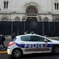 Photo d'illustration. La police garde une synagogue pendant une visite du ministre de l'Intérieur français Bernard Cazeneuve à Marseille, dans le sud de la France, le 14 janvier 2016. (Crédit : AP Photo/Claude Paris)