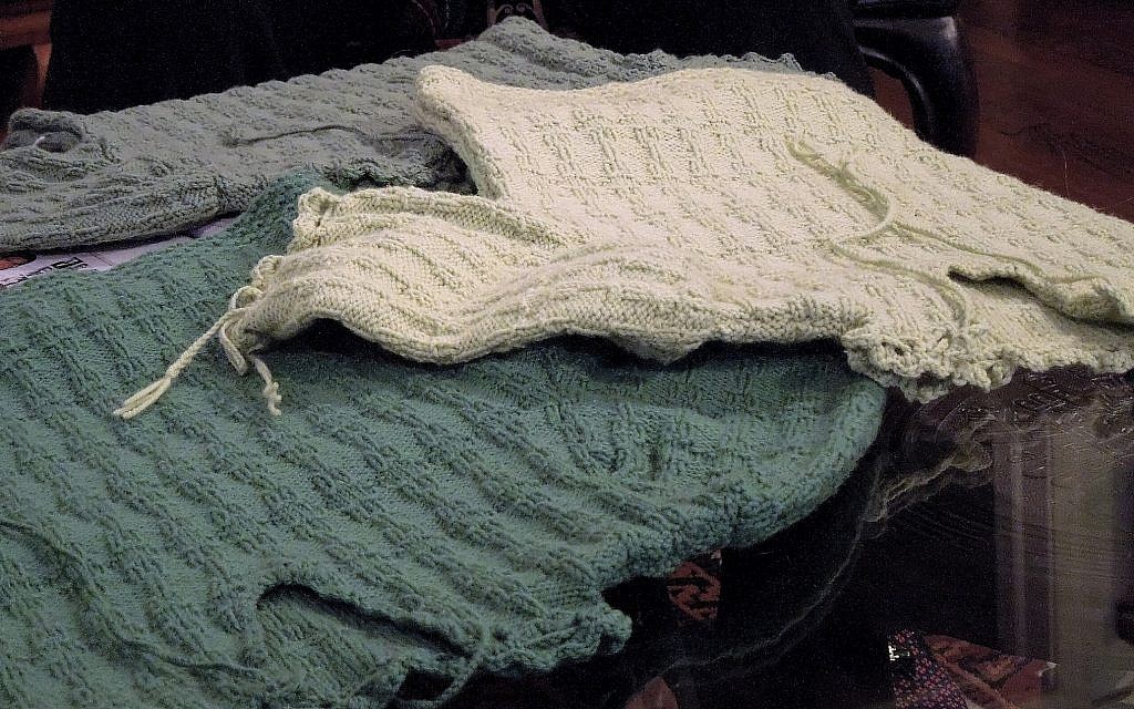 Des modèles du pull tricotés dans différentes nuances de vert (Crédit : Julia Grossman)