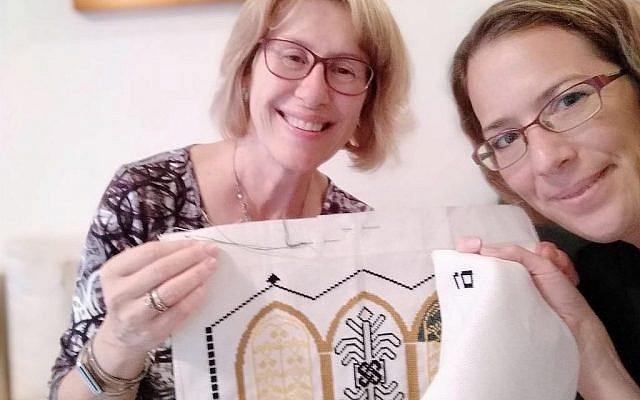 Lili Shain (gauche) enseigne à Liat Bartal à faire du point de croix (Crédit : Lili Shain)