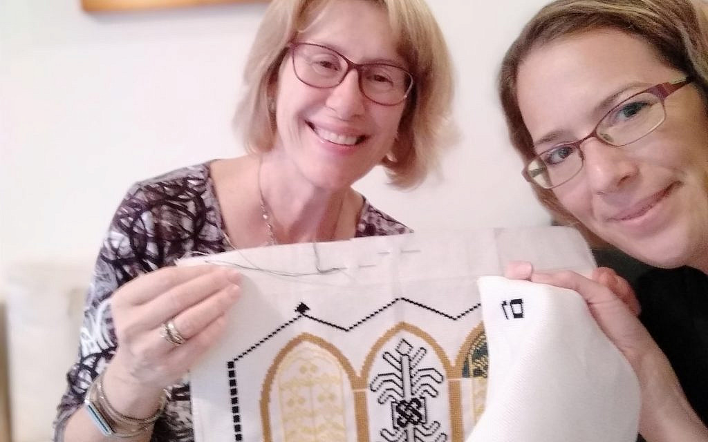 Lili Shain (gauche) enseigne à Liat Bartal à faire du point de croix (Crédit : Lili Shain)