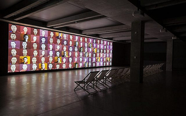 "Cascade", installation vidéo de  Marina Abramovic dans la piscine historique intérieure de la YMCA dans le cadre de la 4ème Biennale de Jérusalem (Autorisation : Marina Abramovic Archives and MONA)