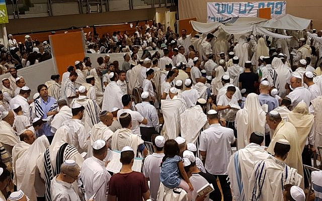 Des Israéliens laïcs et religieux à la fin des offices de Yom Kippour au centre communautaire de Kiryat Ono, près de Tel Aviv. (Autorisation : Tzohar)