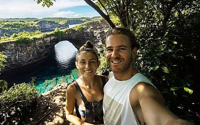 Jolie King et Mark Firkin, le couple d'Australiens libérés d'Iran ; ils avaient été arrêtés après avoir fait voler un drone utilisé pour leur blog de voyage. (Crédit : Instagram)