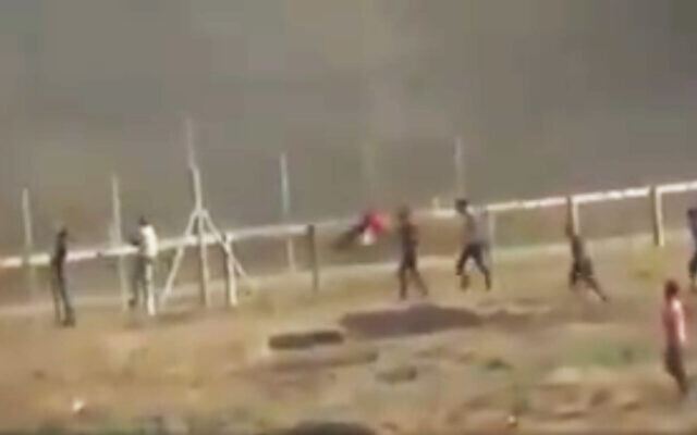 L'adolescent palestinien Othman Helles escalade la clôture de sécurité à Gaza avant d'être abattu par un soldat de Tsahal, le 13 juin 2018. (Crédit : capture d'écran) L'adolescent palestinien Othman Helles escalade la clôture de sécurité à Gaza avant d'être abattu par un soldat de Tsahal, le 13 juin 2018. (Crédit : capture d'écran)