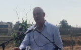 Le dirigeant de Kakhol lavan, Benny Gantz, livre un discours près de la frontière jordanienne, le 18 octobre 2019 (Capture écran/Facebook)
