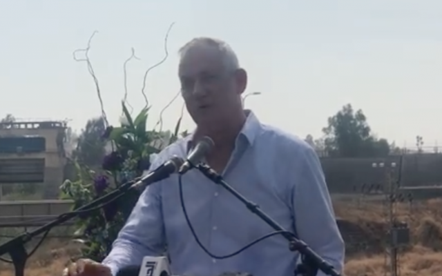 Le dirigeant de Kakhol lavan, Benny Gantz, livre un discours près de la frontière jordanienne, le 18 octobre 2019 (Capture écran/Facebook) Le dirigeant de Kakhol lavan, Benny Gantz, livre un discours près de la frontière jordanienne, le 18 octobre 2019 (Capture écran/Facebook)