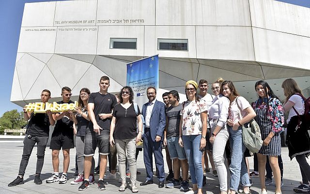 Une photographie d'élèves israéliens lors de l'exposition Solar Guérilla  en partenariat avec l'Union européenne (Crédit : Délégation de l'Union européenne / Yossi Zwecker)