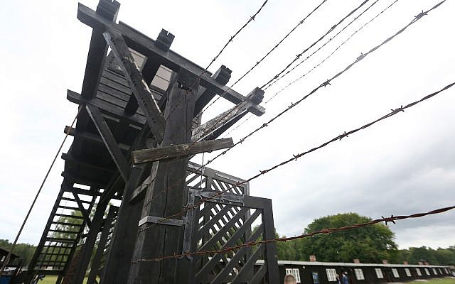 La principale entrée menant au camp de concentration nazi de Stutthof à Sztutowo, en Pologne, le 18 juillet 2017. (Crédit : AP Photo/Czarek Sokolowski) La principale entrée menant au camp de concentration nazi de Stutthof à Sztutowo, en Pologne, le 18 juillet 2017. (Crédit : AP Photo/Czarek Sokolowski)