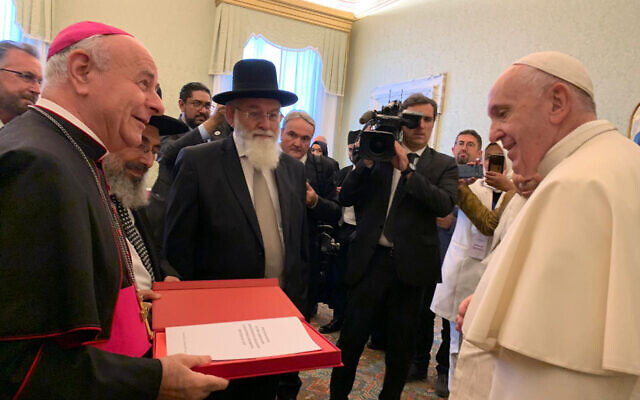 Le rabbin Avraham Steinberg et d'autres autorités religieuses présentent un document dénonçant l'euthanasie au pape François, le 28 octobre 2019 (Autorisation/ Porte-parole du Grand rabbinat Kobi Alter) Le rabbin Avraham Steinberg et d'autres autorités religieuses présentent un document dénonçant l'euthanasie au pape François, le 28 octobre 2019 (Autorisation/ Porte-parole du Grand rabbinat Kobi Alter)