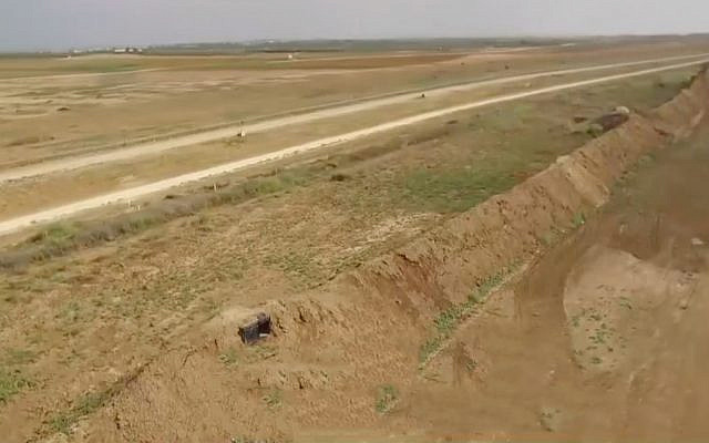 Des travaux de terrassement et des postes de tireurs d'élite nouvellement construits à la frontière de Gaza dans des images diffusées par la Treizième chaîne, le 9 octobre 2019. (Capture d'écran) Des travaux de terrassement et des postes de tireurs d'élite nouvellement construits à la frontière de Gaza dans des images diffusées par la Treizième chaîne, le 9 octobre 2019. (Capture d'écran)