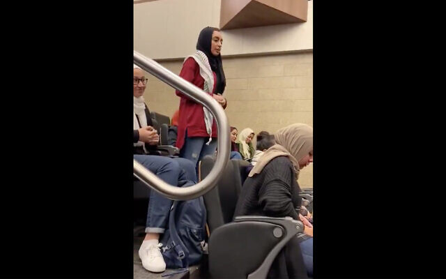 Ayah Ali prenant la parole à la Benedictine University à Lisle, dans l'Illinois (Capture d'écran/Benedictine SJP/Twitter via JTA) Ayah Ali prenant la parole à la Benedictine University à Lisle, dans l'Illinois (Capture d'écran/Benedictine SJP/Twitter via JTA)