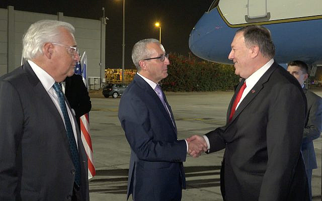 Le secrétaire d'Etat américain Mike Pompeo, à droite, atterrit à l'aéroport Ben-Gurion, le 18 octobre 2019 (Crédit : Ziv Sokolov/US Embassy Jerusalem) Le secrétaire d'Etat américain Mike Pompeo, à droite, atterrit à l'aéroport Ben-Gurion, le 18 octobre 2019 (Crédit : Ziv Sokolov/US Embassy Jerusalem)